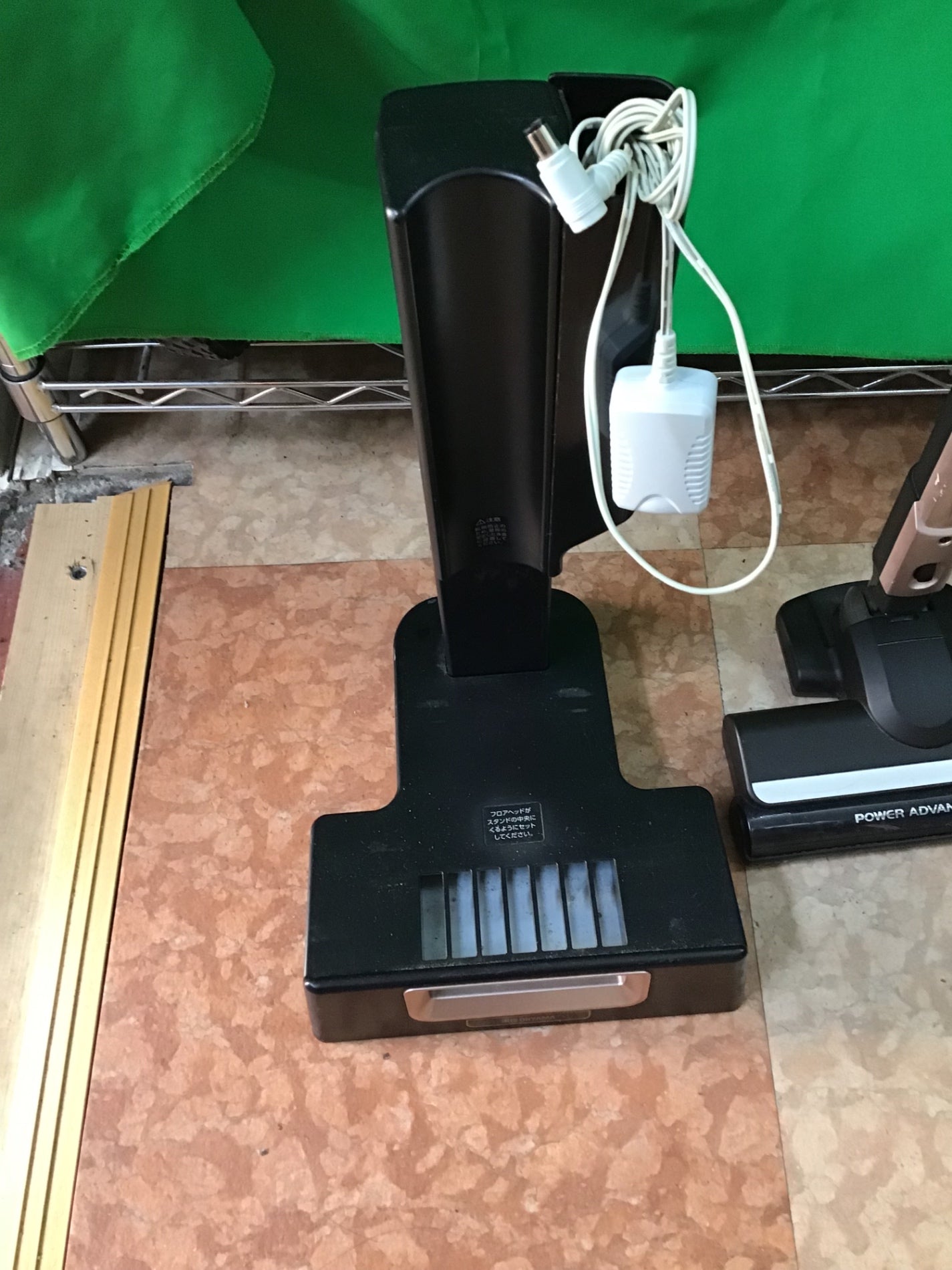 【深草店】 【掃除機+ダストパックセット】 アイリスオーヤマ 掃除機 紙パック式スティッククリーナー 軽量 1.6kg モップ付き KIC-SLDCP6
2020年製年製