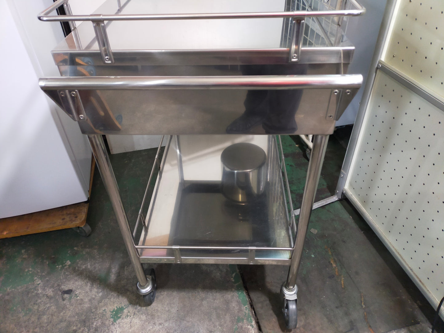 【サテライト】 医療用 ステンレスワゴン カート 回診車 包帯交換車 引出2個 汚物缶付 2段 幅88cm 奥行き49cm 高さ86cm