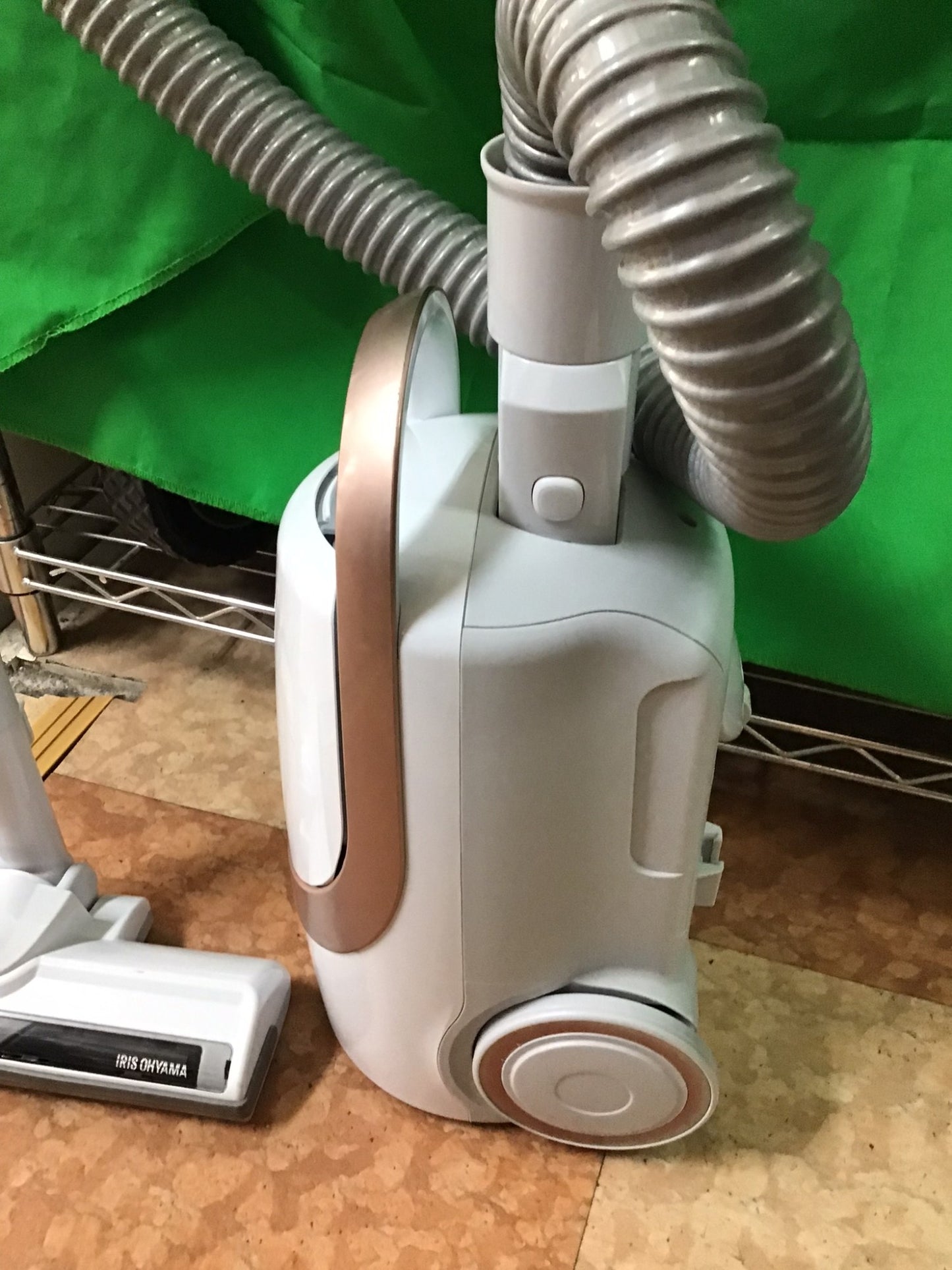 【深草店】アイリスオーヤマ 掃除機 紙パック式 ワイドタービンヘッド 超軽量 ノズル 付 ピンクゴールド IC-BTA4-P