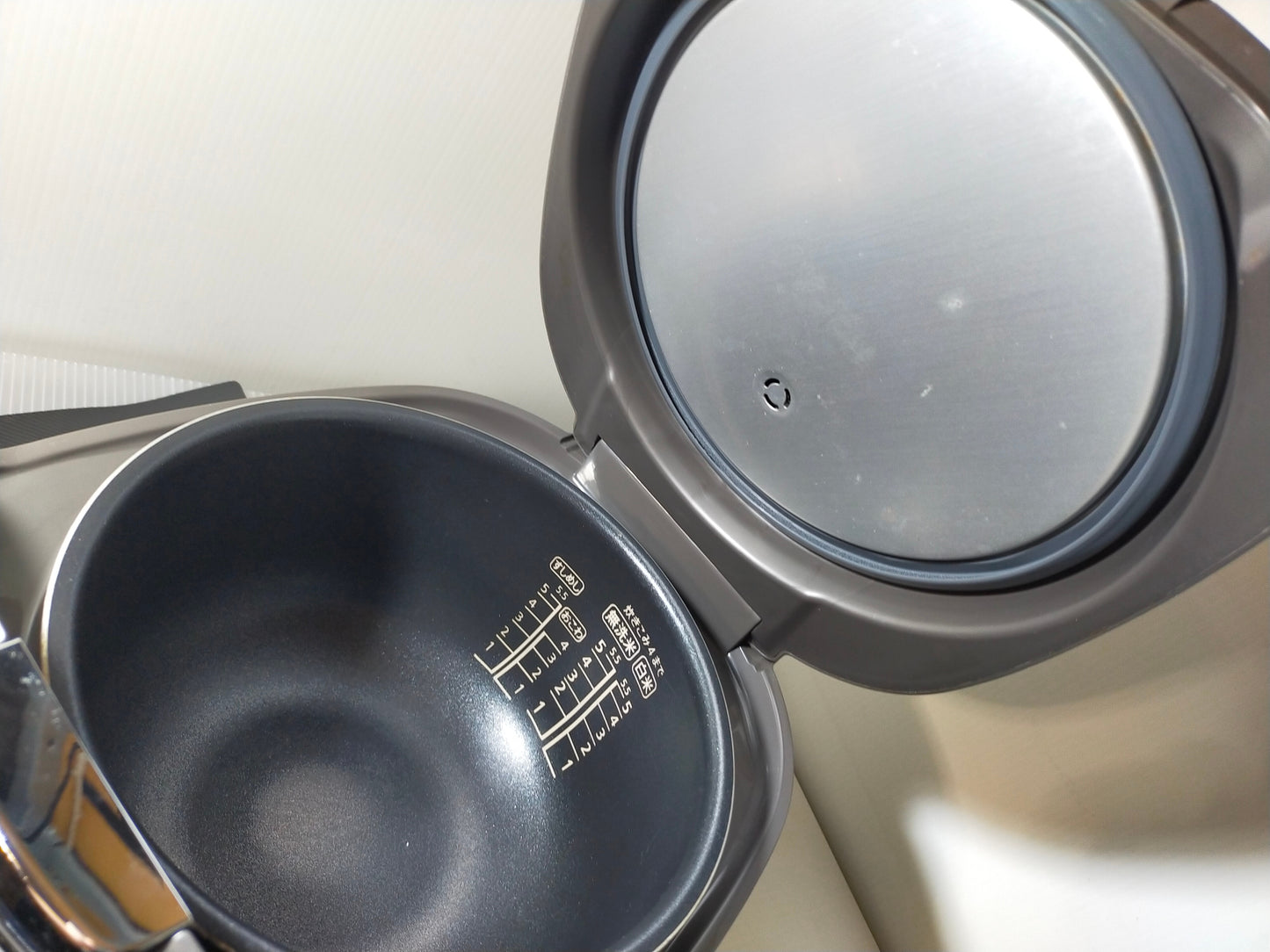 【サテライト】 炊飯器 シャープ 5.5号炊き KS-S10J
2017年製