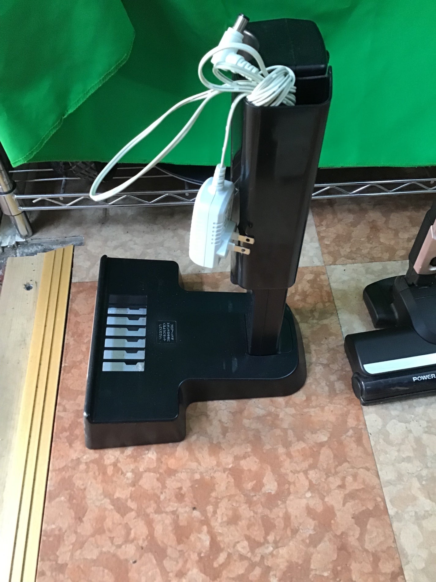 【深草店】 【掃除機+ダストパックセット】 アイリスオーヤマ 掃除機 紙パック式スティッククリーナー 軽量 1.6kg モップ付き KIC-SLDCP6
2020年製年製
