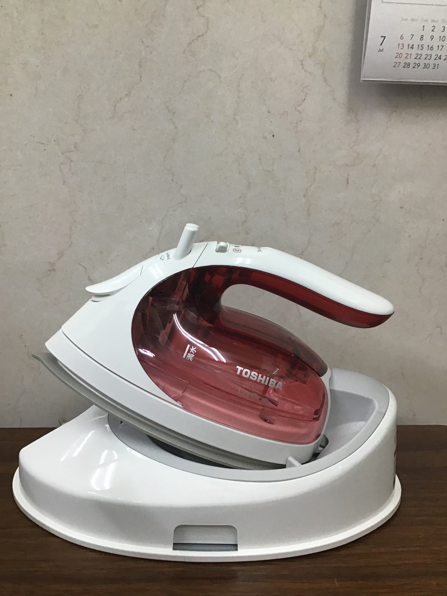 【深草店】 アイロン 東芝 La-Coo