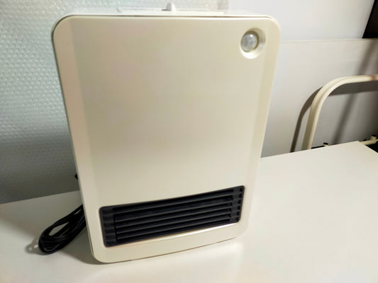 【サテライト】 セラミックファンヒーター アイリスオーヤマ 人感センサー付 PCH-125D-W  2019年製