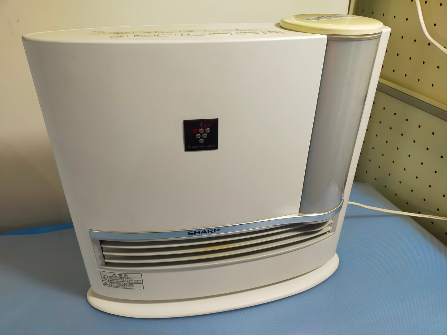 【サテライト】 シャープ プラズマクラスター搭載 加湿機能付 セラミックファンヒーター ホワイト HX-H120-W 

 2018年製