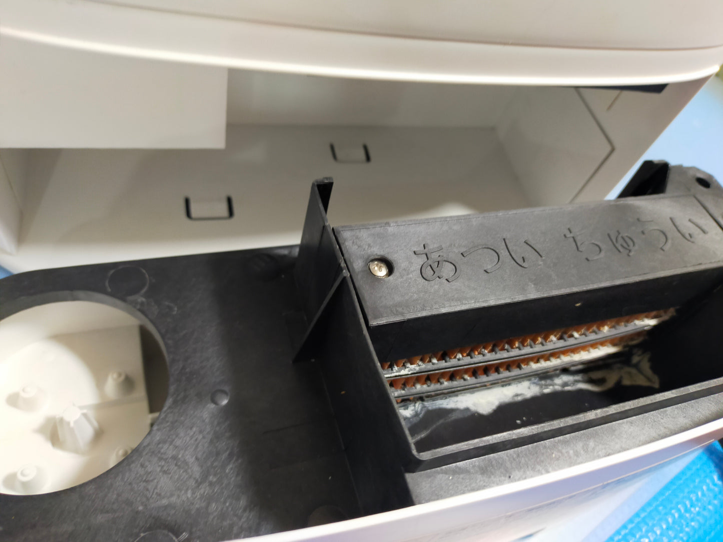 【サテライト】 シャープ プラズマクラスター搭載 加湿機能付 セラミックファンヒーター ホワイト HX-H120-W 

 2018年製