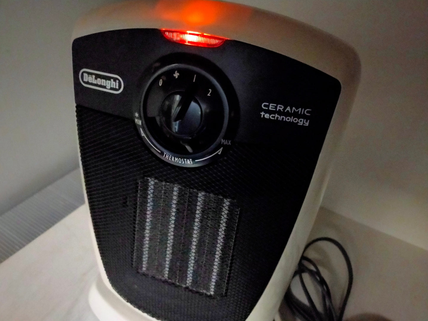 【サテライト】 セラミックファンヒーター デロンギ DCH4503J-W