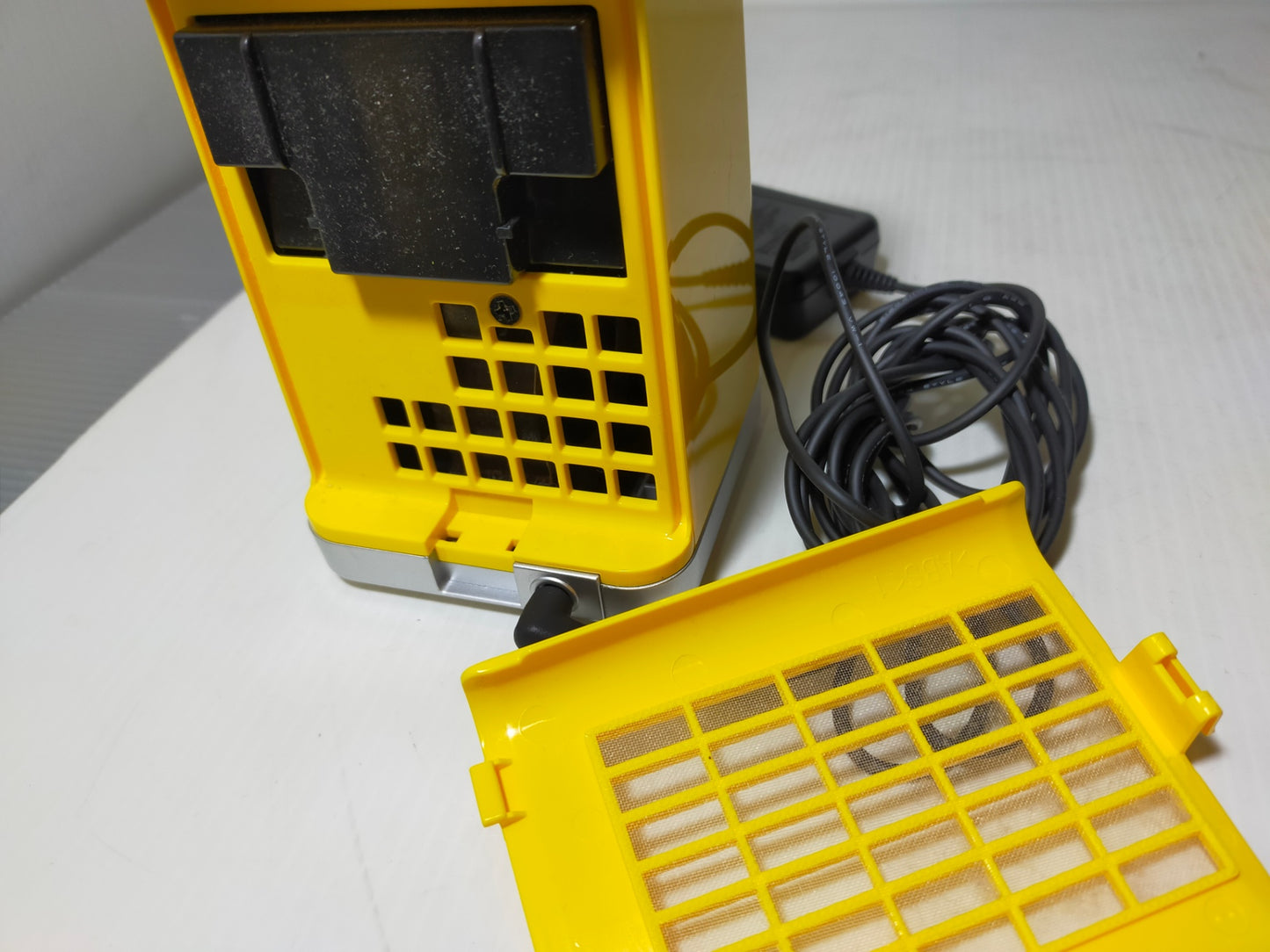 【サテライト】 プラズマクラスターイオン発生機 シャープ IG-B20-Y 

 2009年製