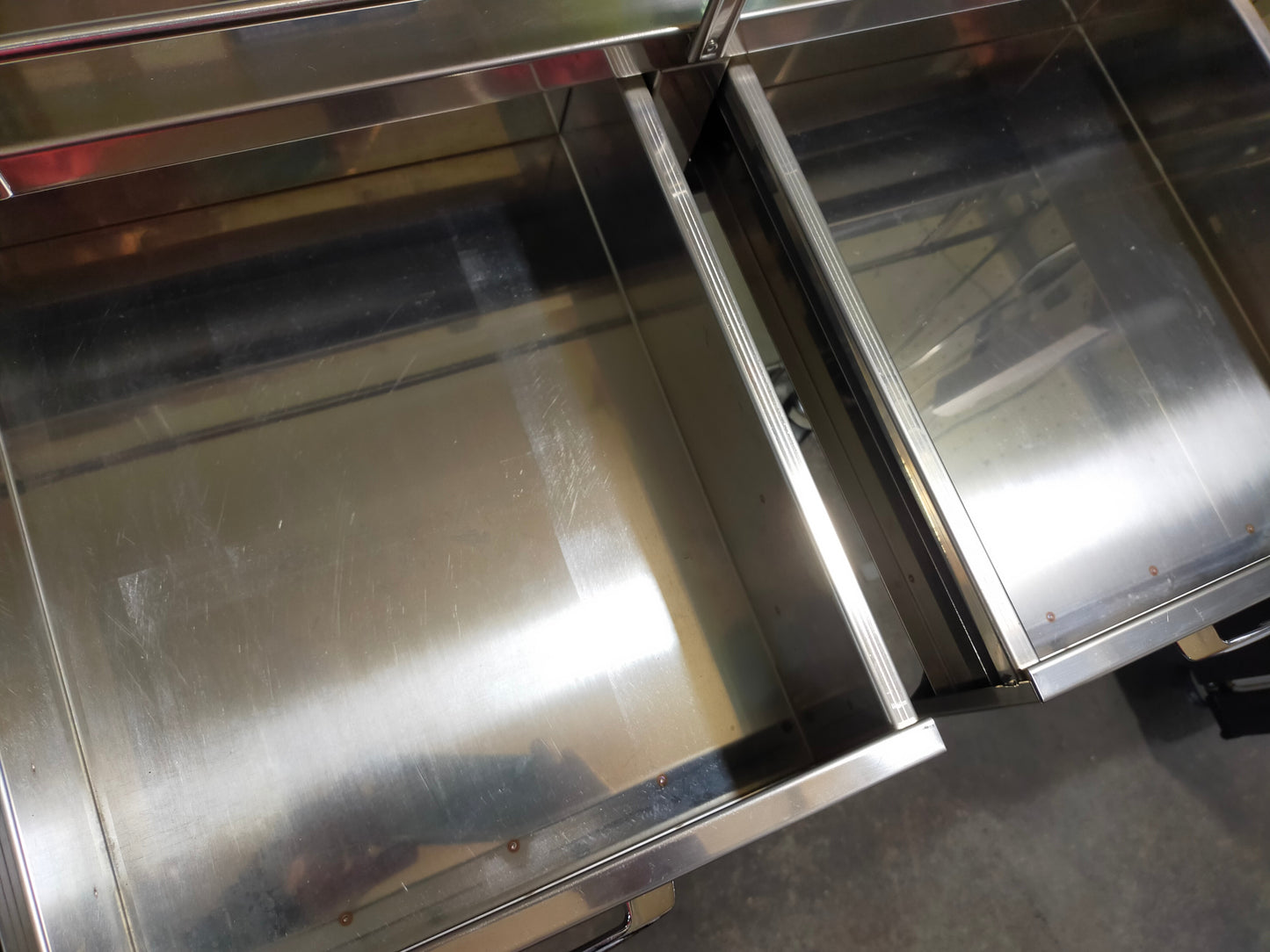 【サテライト】 医療用 ステンレスワゴン カート 回診車 包帯交換車 引出2個 汚物缶付 2段 幅88cm 奥行き49cm 高さ86cm