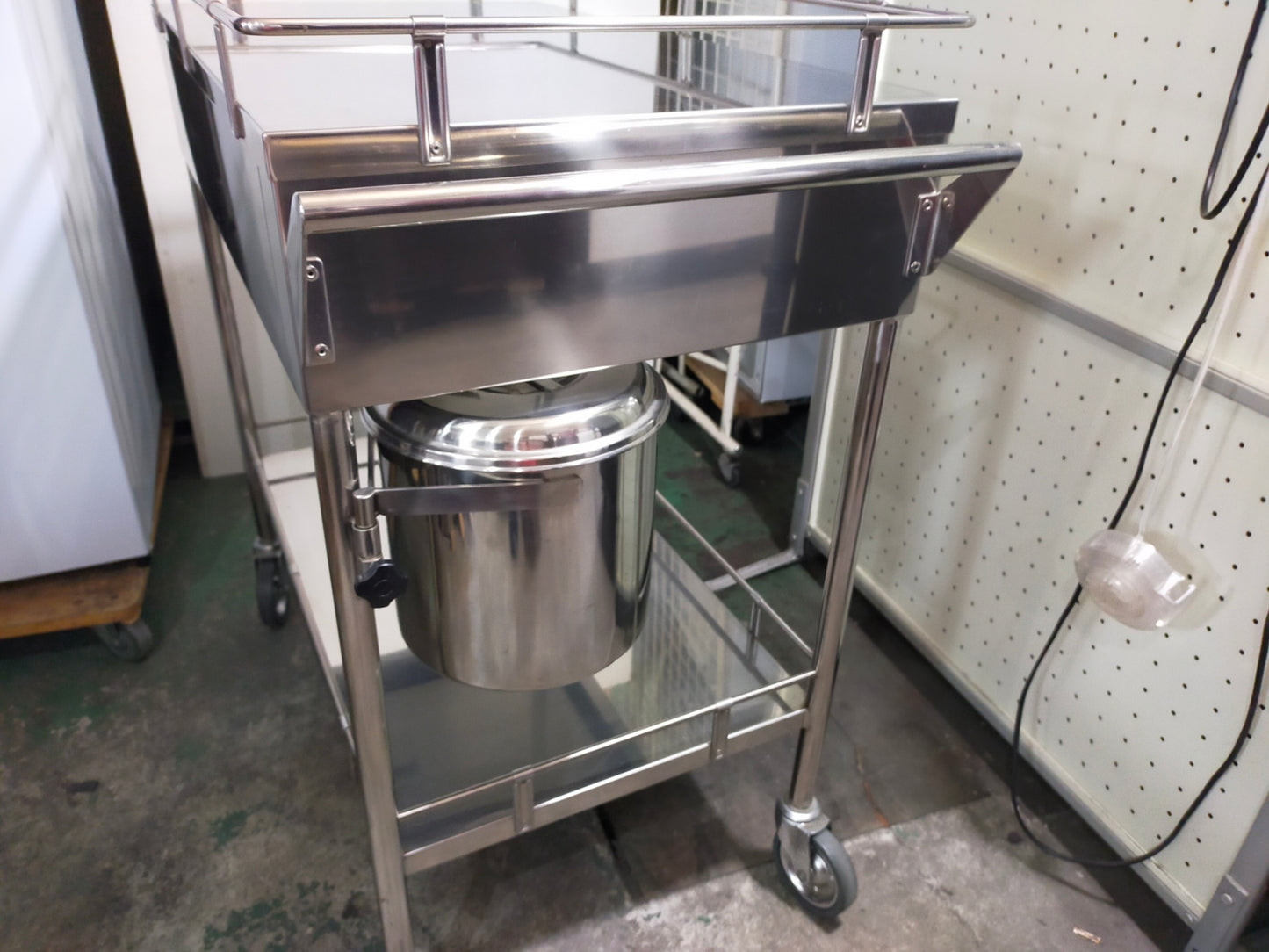 【サテライト】 医療用 ステンレスワゴン カート 回診車 包帯交換車 引出2個 汚物缶付 2段 幅88cm 奥行き49cm 高さ86cm