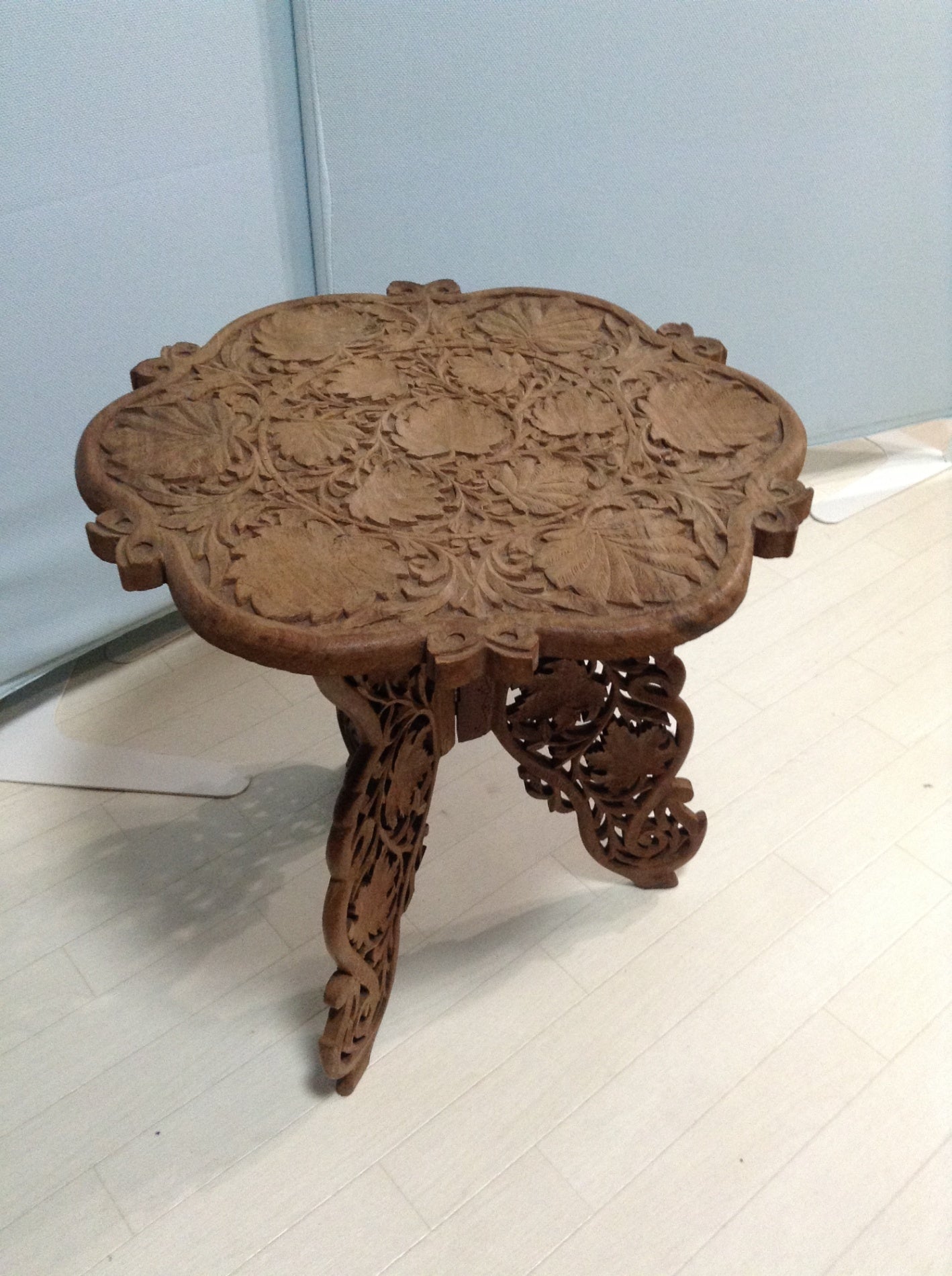 【倉庫保管】 木彫り 透かし彫り サイドテーブル 折りたたみ 花台 物置き 幅46cm 奥行き46cm 高さ48cm