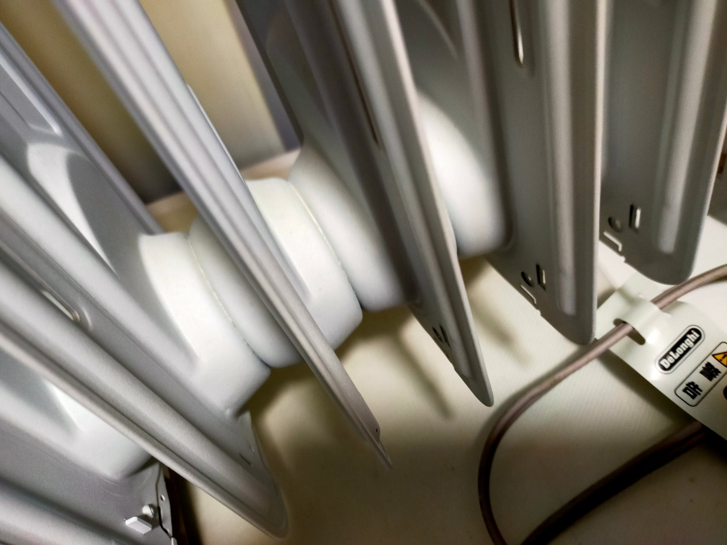 【サテライト】 オイルヒーター デロンギ RHJ21F0812-WH