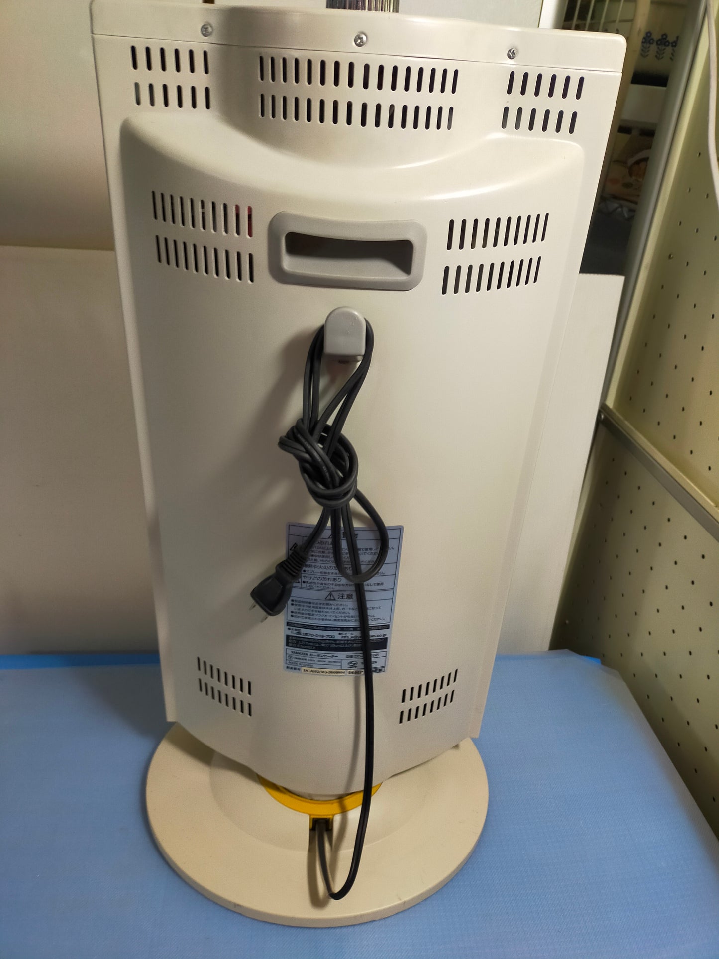 【サテライト】 カーボンヒーター 山善 DC-J092-W 

 2013年製