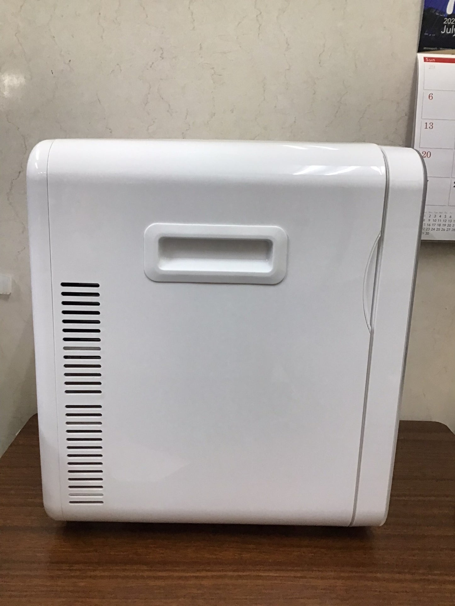 【深草店】 保冷保温ボックス　オーム電機　KAJ-R136R-W 

 2022年製年製