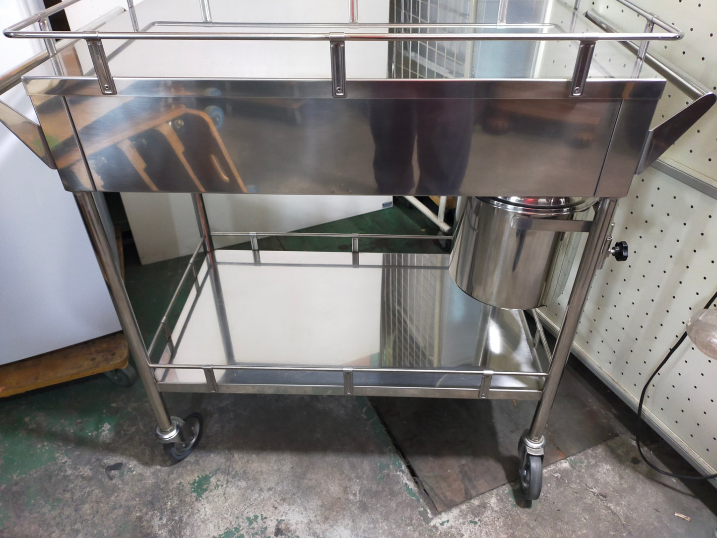 【サテライト】 医療用 ステンレスワゴン カート 回診車 包帯交換車 引出2個 汚物缶付 2段 幅88cm 奥行き49cm 高さ86cm