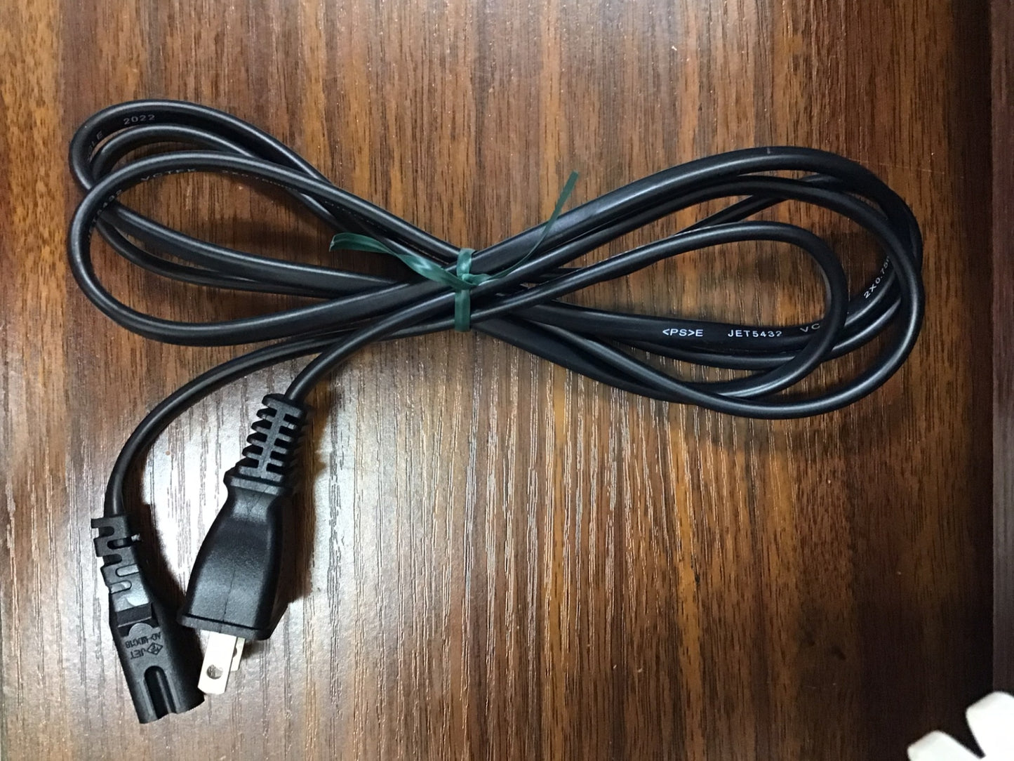 【深草店】 保冷保温ボックス　オーム電機　KAJ-R136R-W 

 2022年製年製