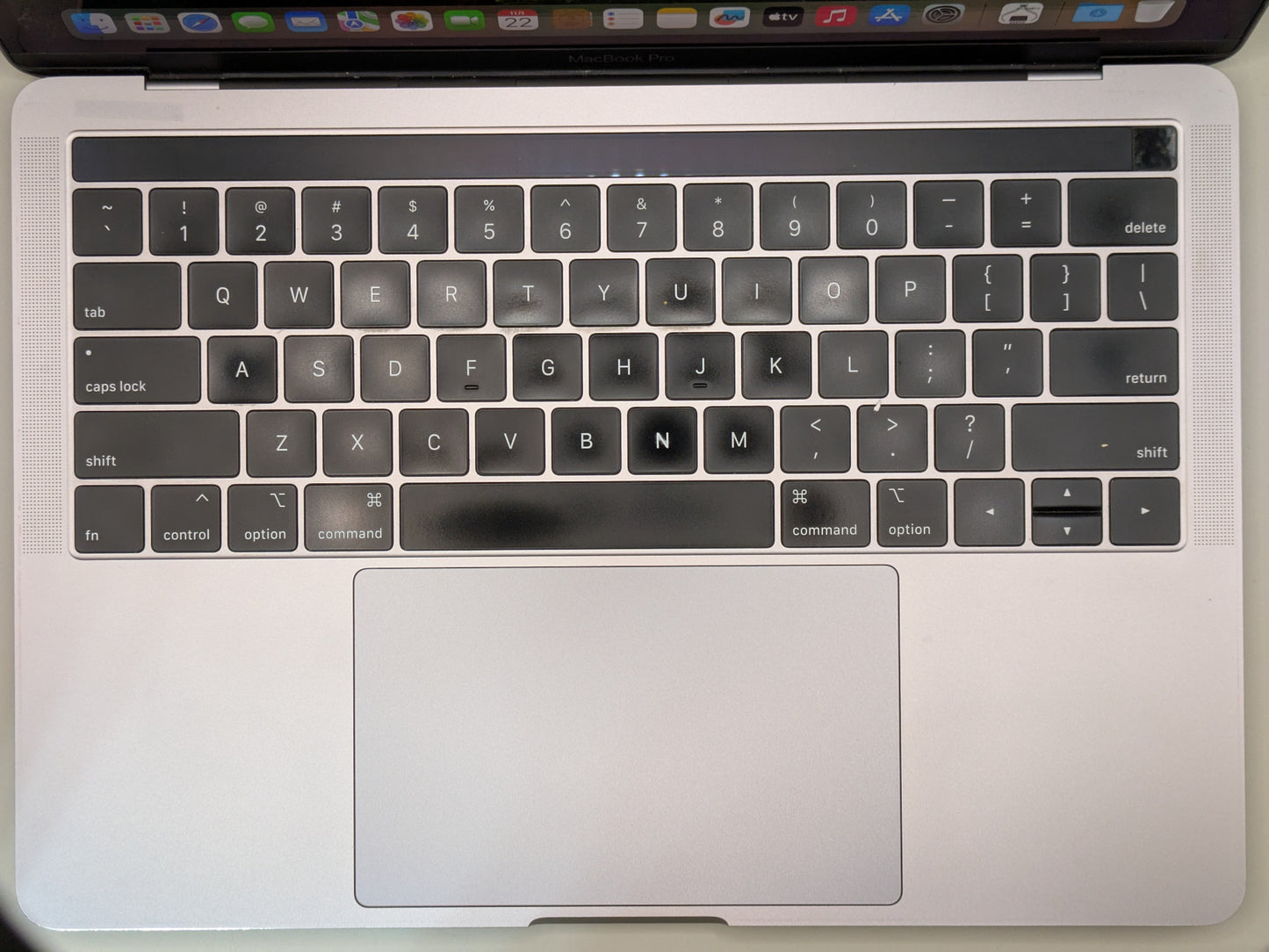 【倉庫保管】ノートPC Apple A1989 2.4 GHz クアッドコア Intel Core i5 macOS Sequoia 15.7.1 16 GB 2133 MHz LPDDR3 SSD 512GB 年製