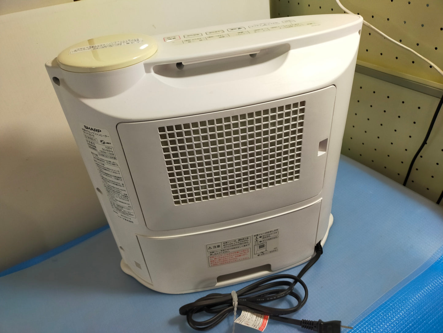 【サテライト】 シャープ プラズマクラスター搭載 加湿機能付 セラミックファンヒーター ホワイト HX-H120-W 

 2018年製