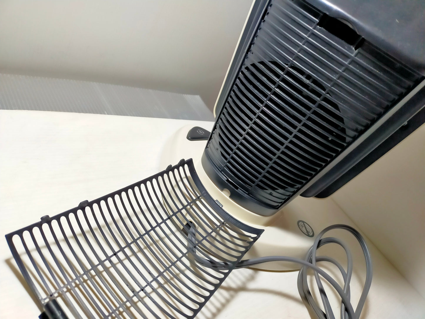 【サテライト】 セラミックファンヒーター デロンギ DCH4503J-W