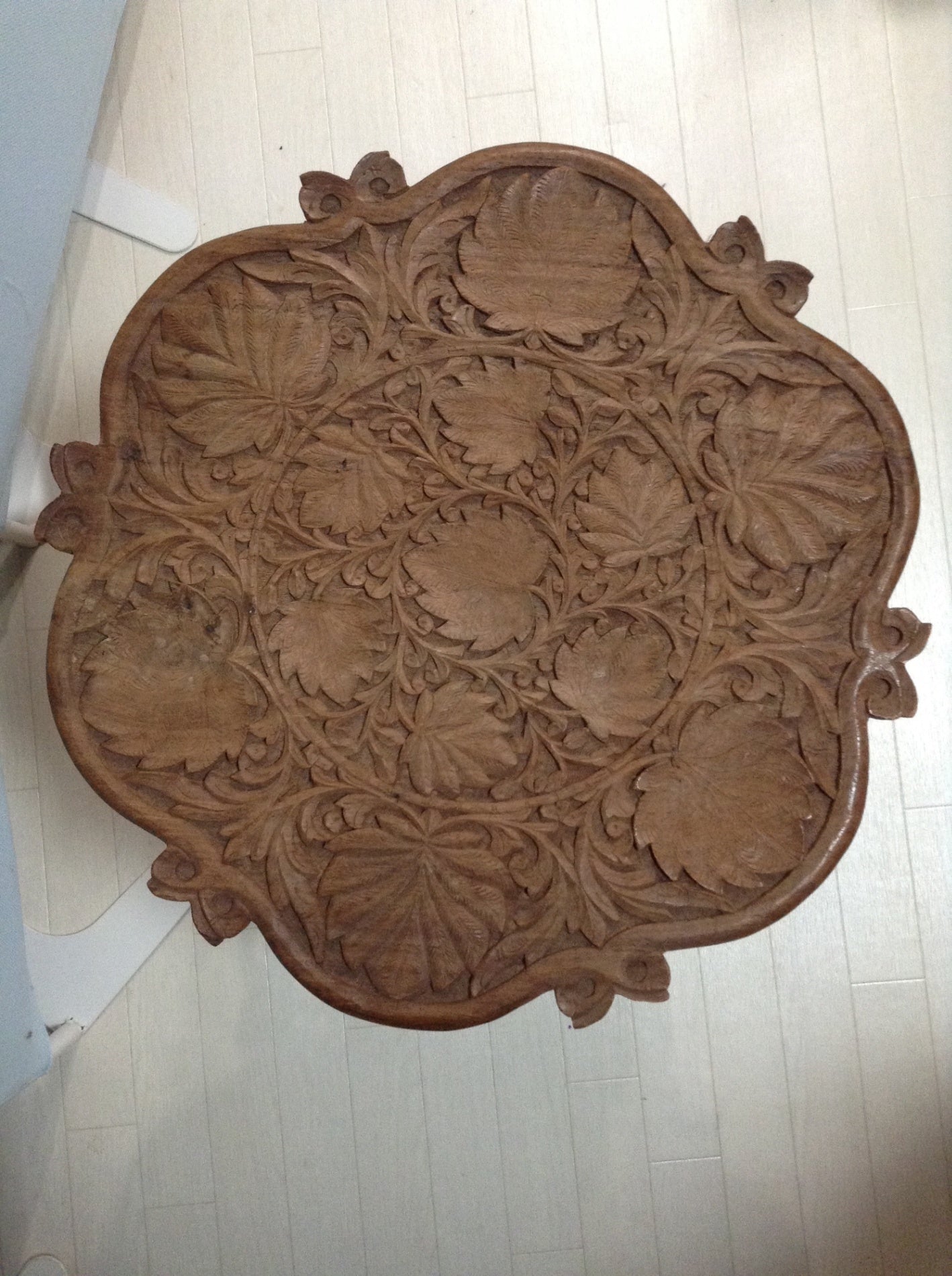 【倉庫保管】 木彫り 透かし彫り サイドテーブル 折りたたみ 花台 物置き 幅46cm 奥行き46cm 高さ48cm