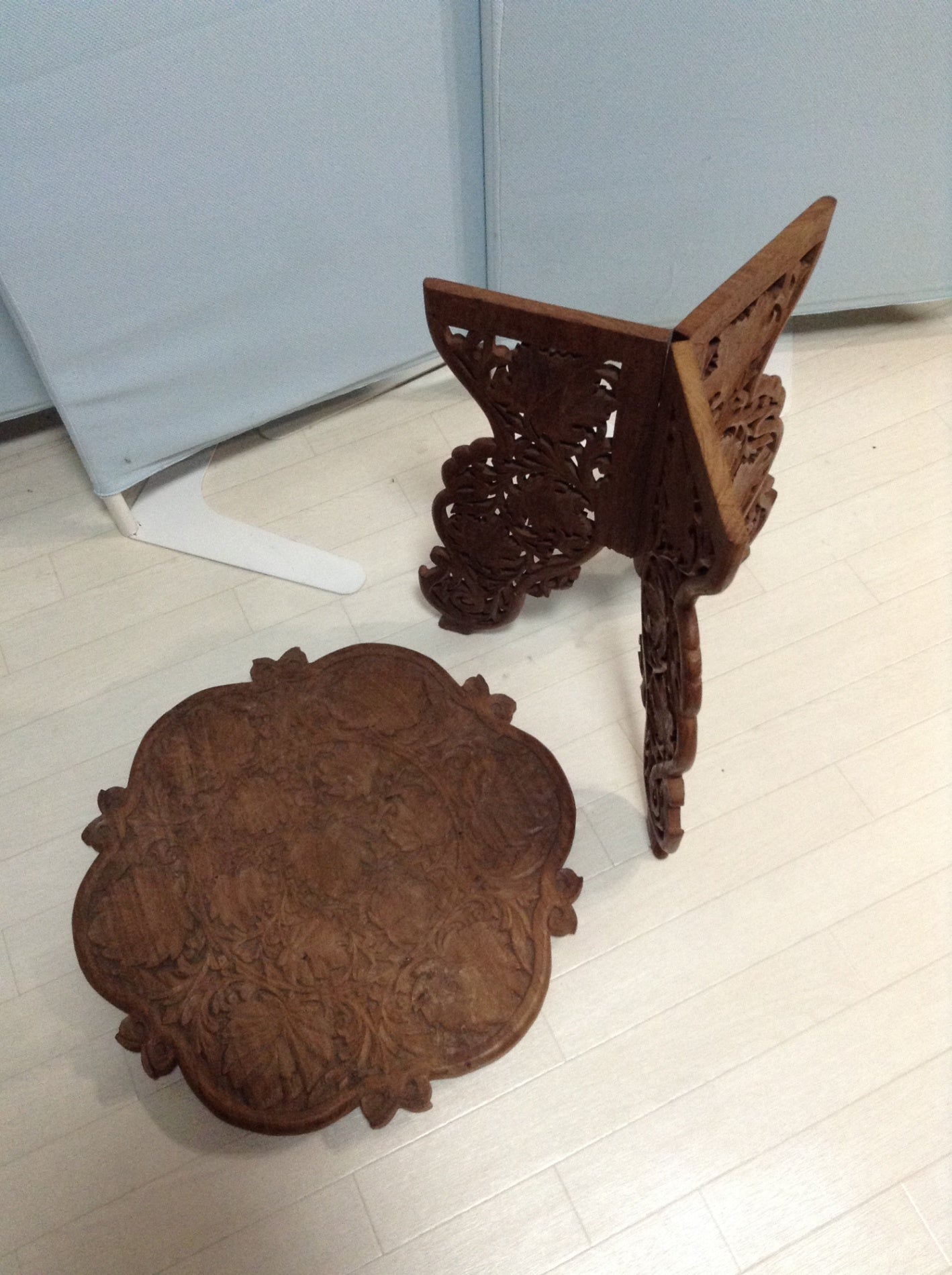 【倉庫保管】 木彫り 透かし彫り サイドテーブル 折りたたみ 花台 物置き 幅46cm 奥行き46cm 高さ48cm