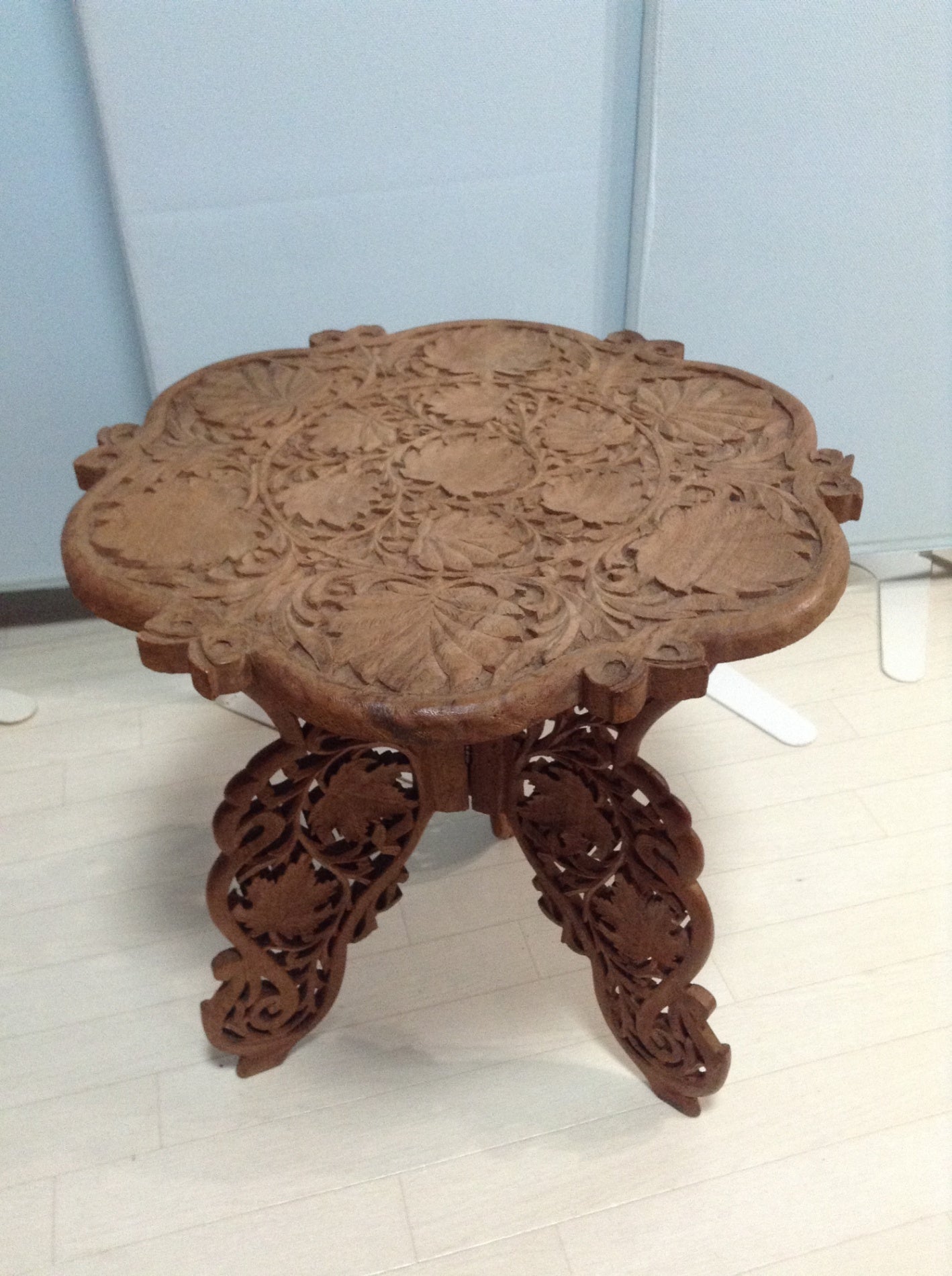 【倉庫保管】 木彫り 透かし彫り サイドテーブル 折りたたみ 花台 物置き 幅46cm 奥行き46cm 高さ48cm
