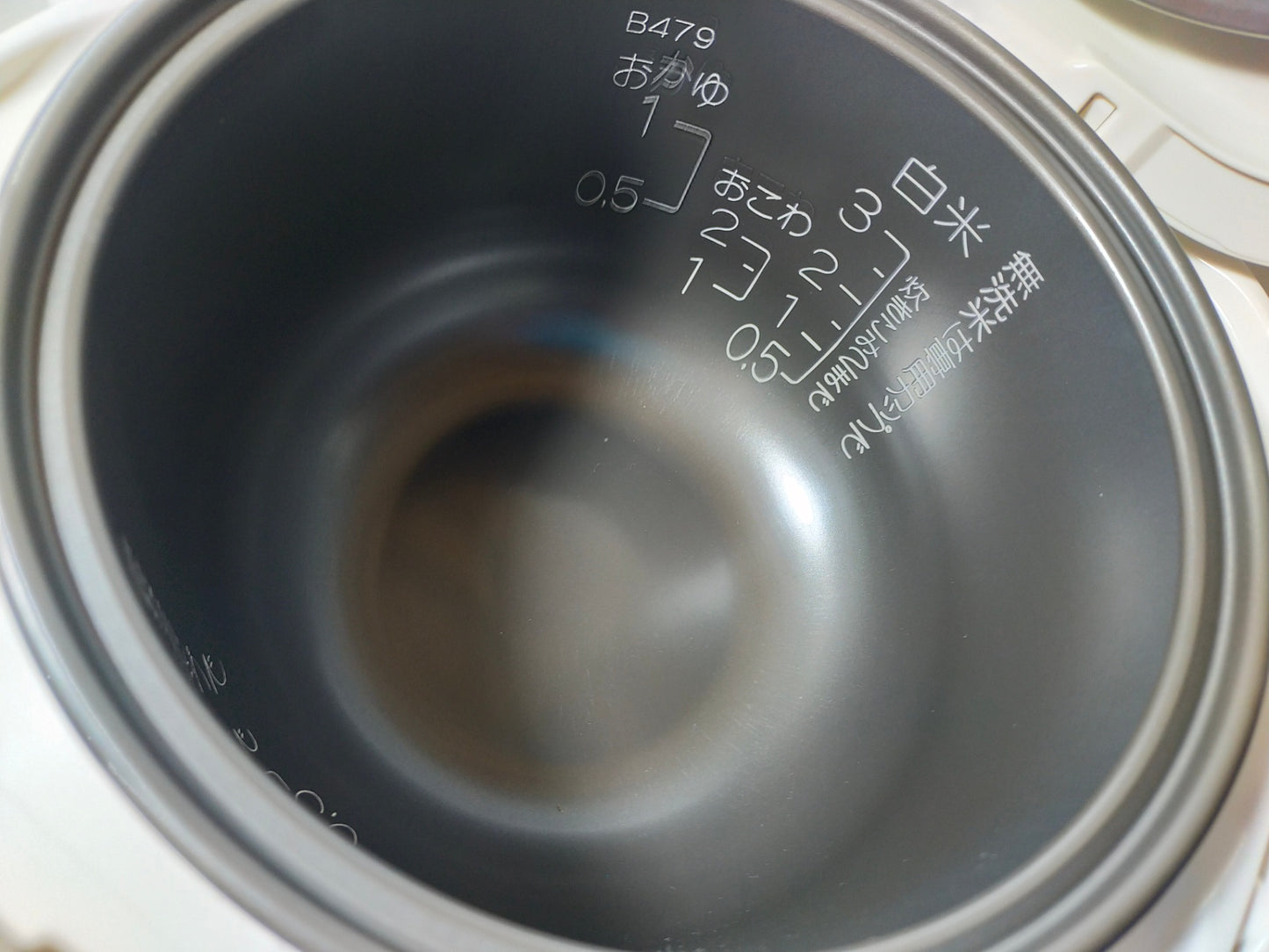 【深草店】 炊飯器 象印 ３合炊き NS-NH05 

 2022年製