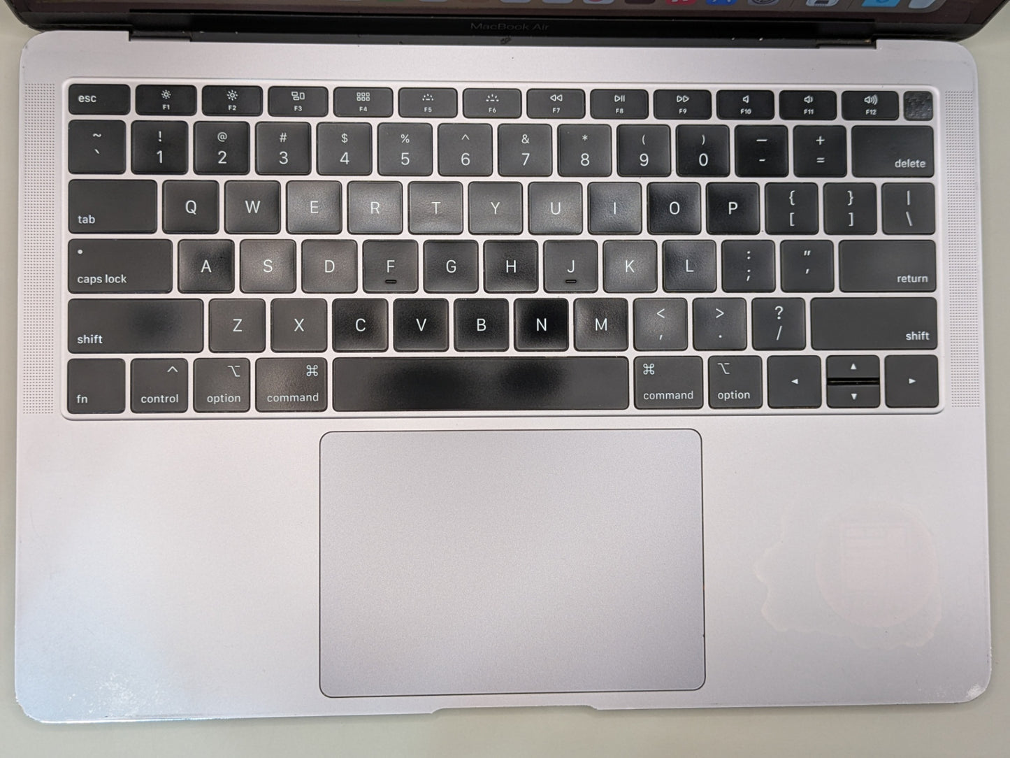 【倉庫保管】ノートPC Apple Computer A1932 ② 1.6 GHz デュアルコア Intel Core i5 macOS：Sonoma 14.7.7 8 GB 2133 MHz LPDDR3 SSD 256GB