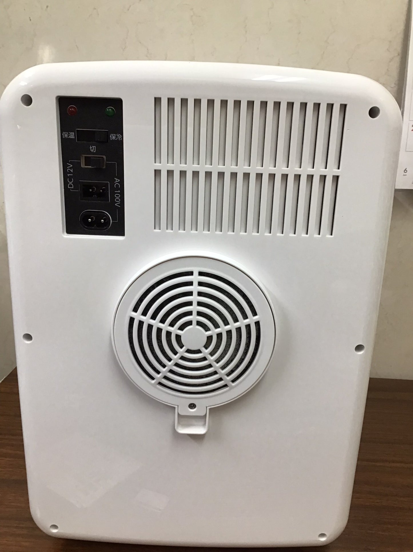 【深草店】 保冷保温ボックス　オーム電機　KAJ-R136R-W 

 2022年製年製