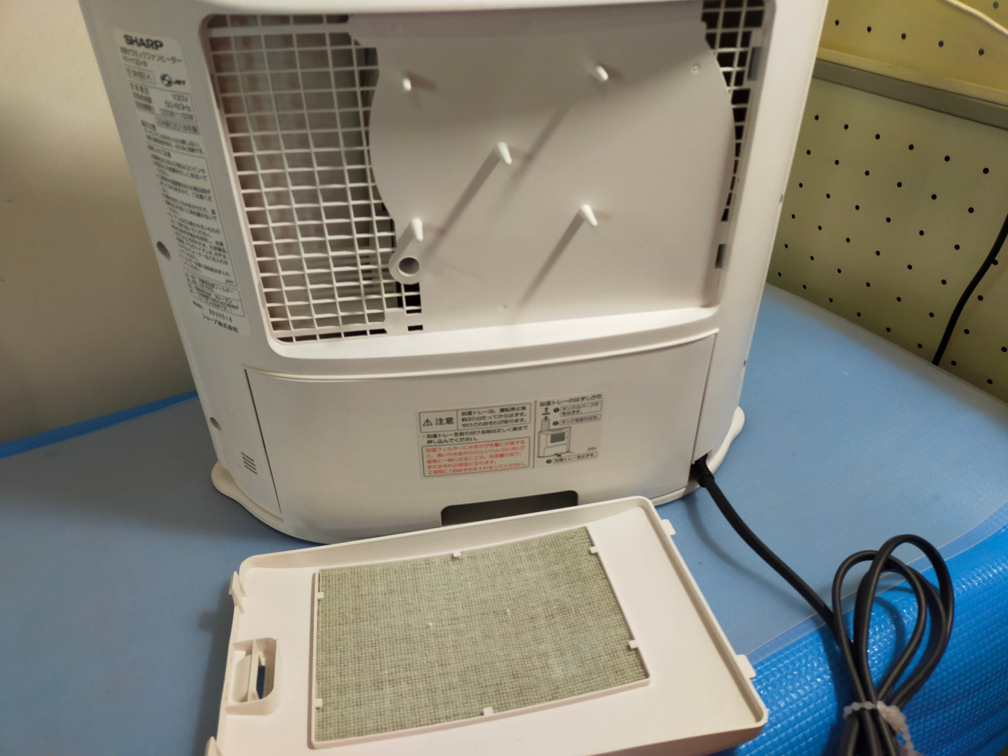 【サテライト】 シャープ プラズマクラスター搭載 加湿機能付 セラミックファンヒーター ホワイト HX-H120-W 

 2018年製