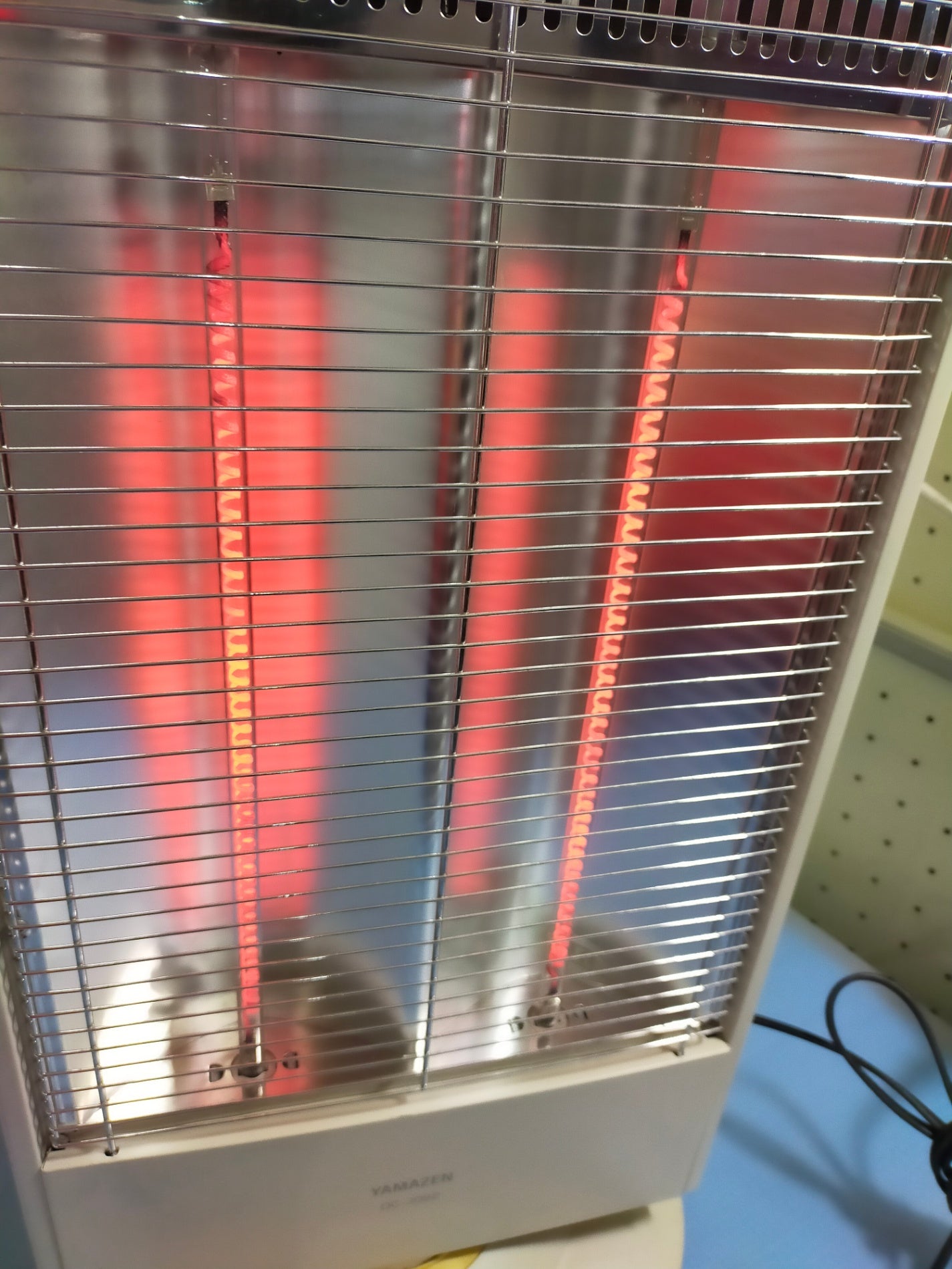 【サテライト】 カーボンヒーター 山善 DC-J092-W 

 2013年製