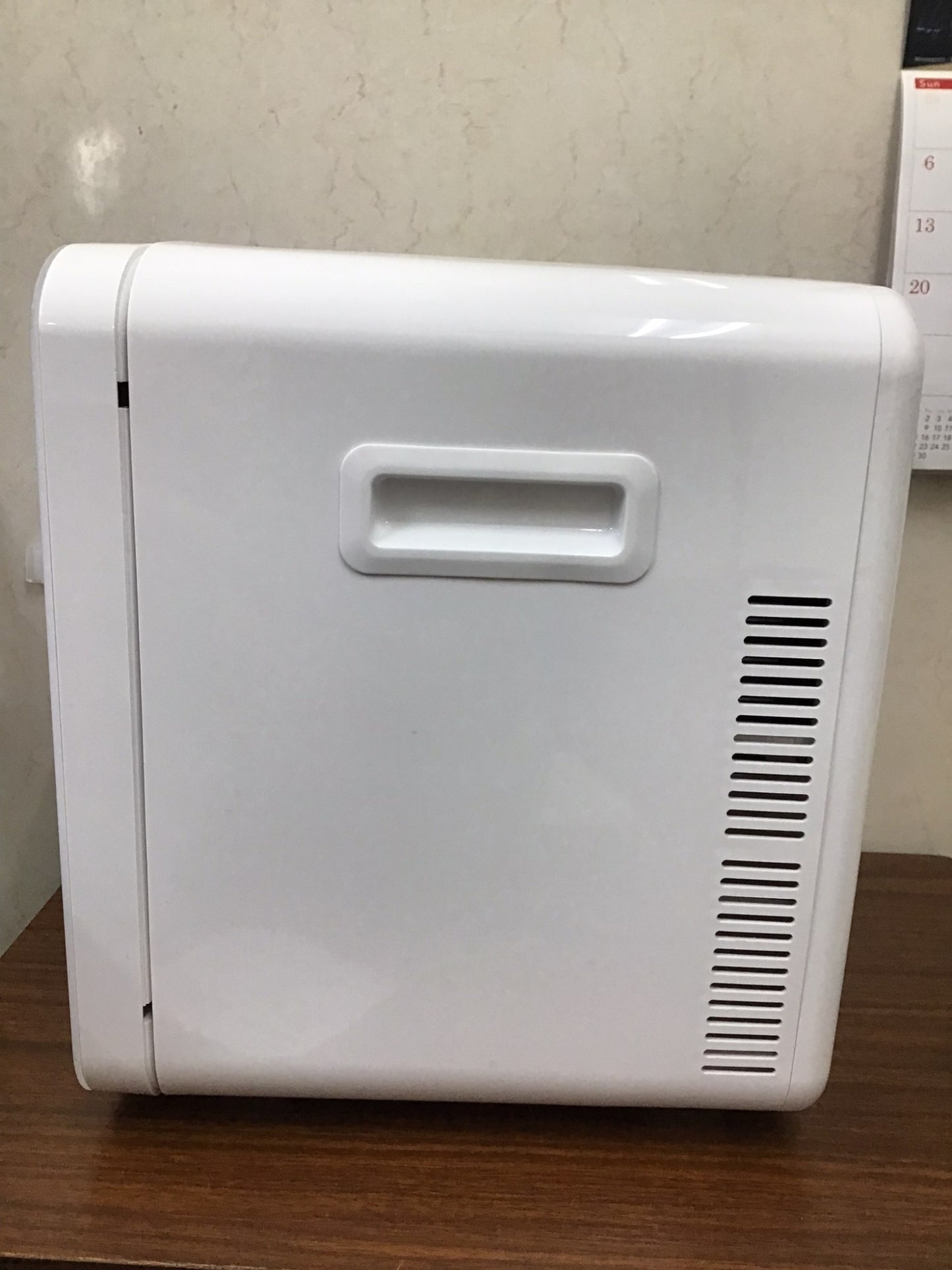 【深草店】 保冷保温ボックス　オーム電機　KAJ-R136R-W 

 2022年製年製