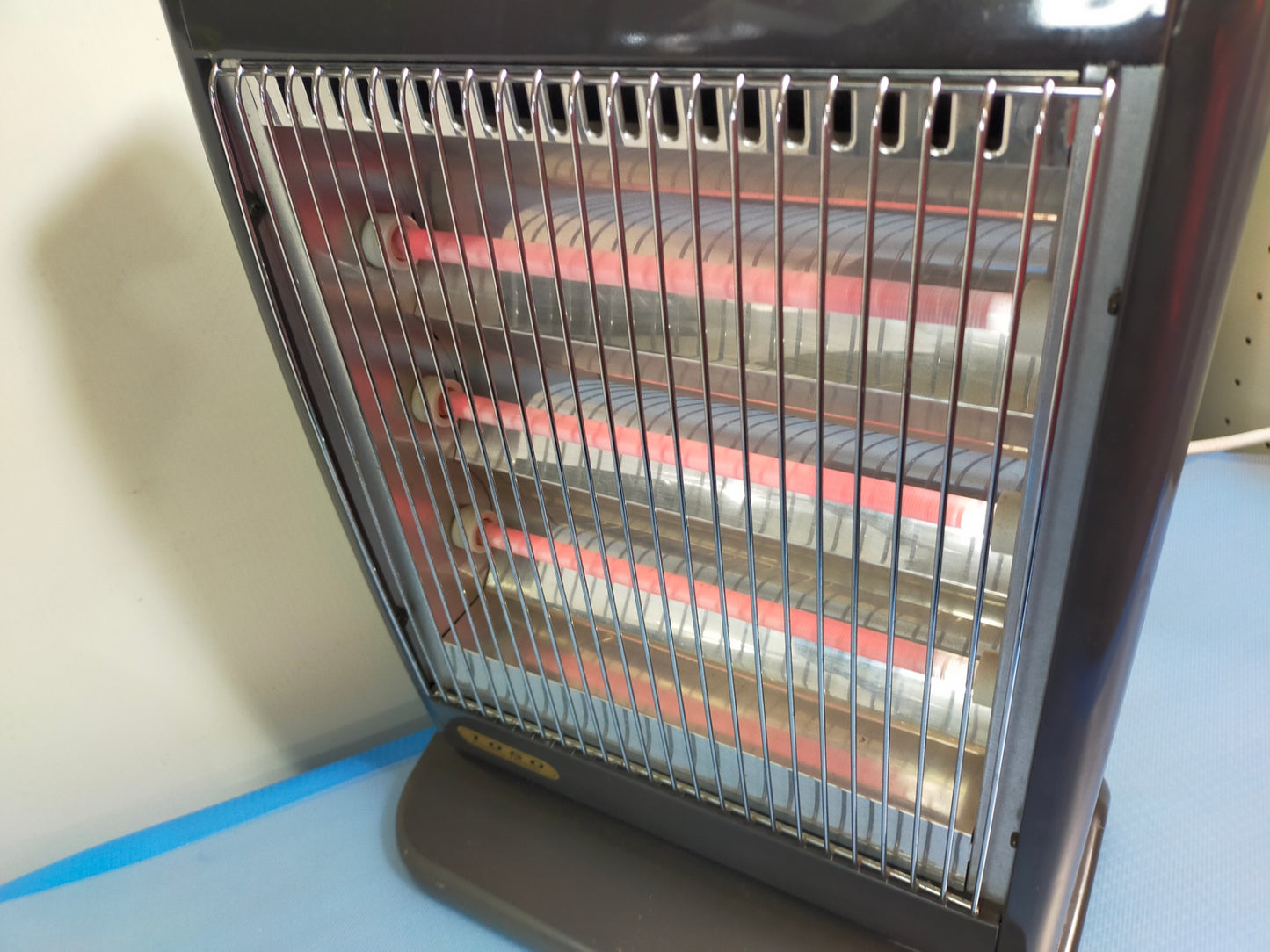 【サテライト】 電気ストーブ 日立 VH-105T 

 1995年製